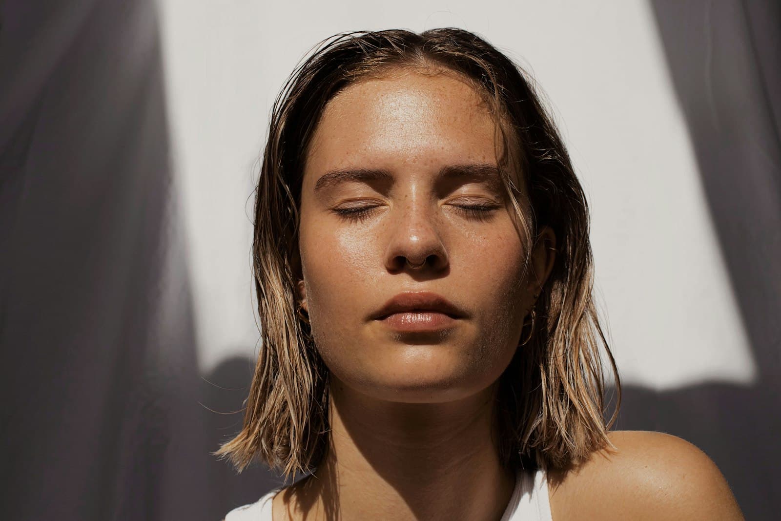 Model with luminous skin